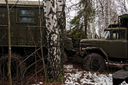 ロシアの森に放置された軍用車両の写真