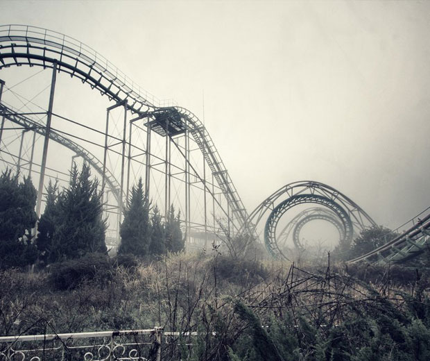 廃墟の遊園地の魅力的な写真