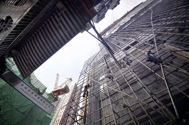 香港の高層マンションをローアングルから見上げて激写
