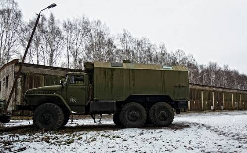ロシアの森に放置された軍用車両の写真