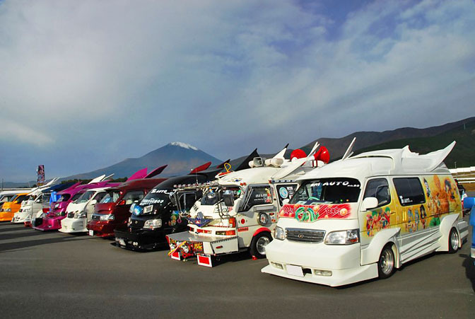 日本の痛車こと痛VANが外国人に大人気の写真