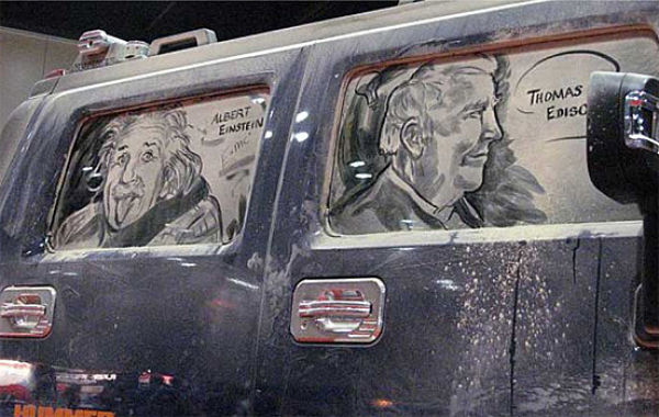 ホコリまみれな車に描いた落書きが半端なくスゴい写真
