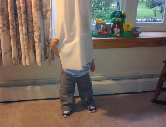 隠れたつもりが可愛すぎる！頭隠して尻隠れてない、子供たちの隠れんぼ写真