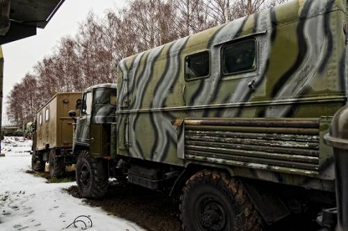 ロシアの森に放置された軍用車両の写真