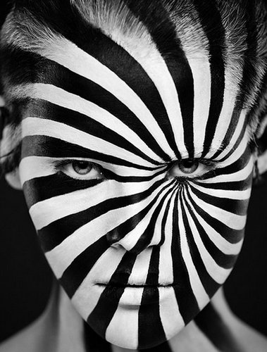 メイクの力で絵画のような顔に変身した化粧アートの写真