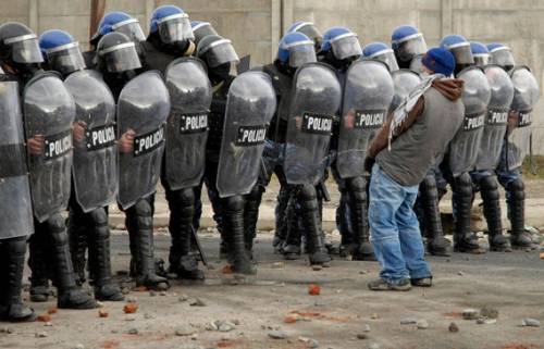 世界の「警察官という仕事」が分かる写真