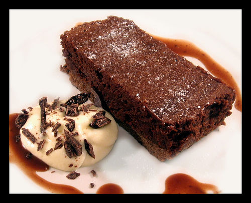 本当に美味しそうなチョコレートケーキの写真