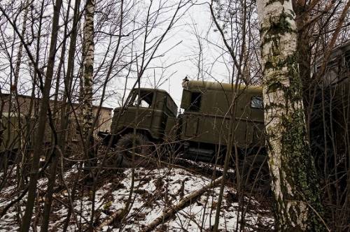 ロシアの森に放置された軍用車両の写真