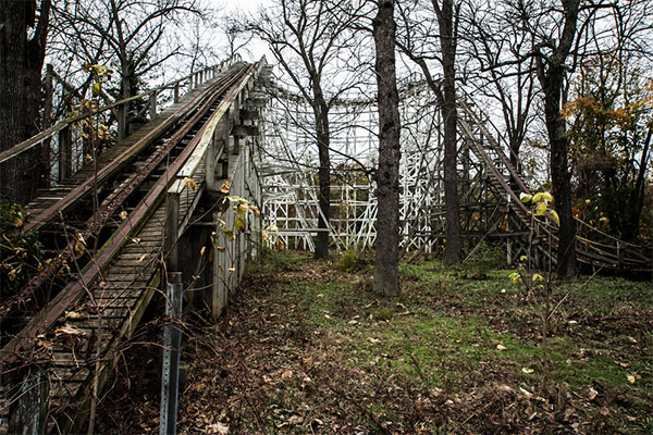 廃墟の遊園地の魅力的な写真
