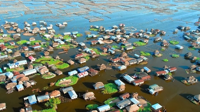 アフリカのヴェニスと言われる湖の上に作られた水上都市のガンビエの写真
