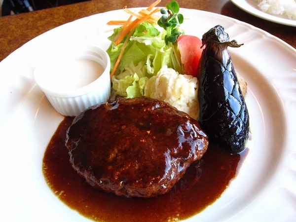すぐにでも食べたくなるおいしいハンバーグの写真