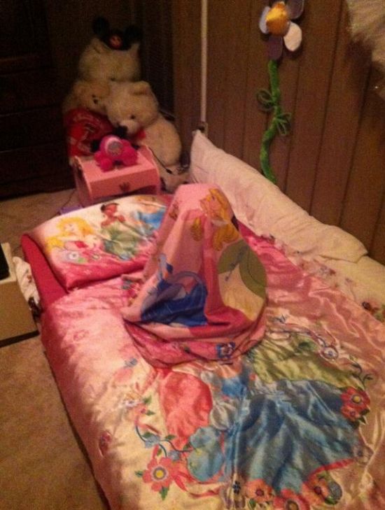 隠れたつもりが可愛すぎる！頭隠して尻隠れてない、子供たちの隠れんぼ写真
