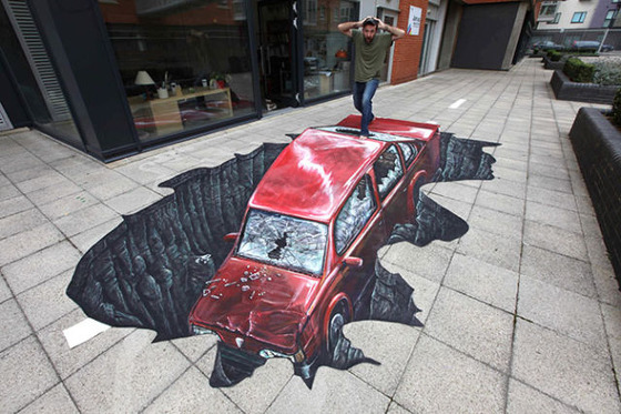 道路に描かれた驚くべき立体アートの写真