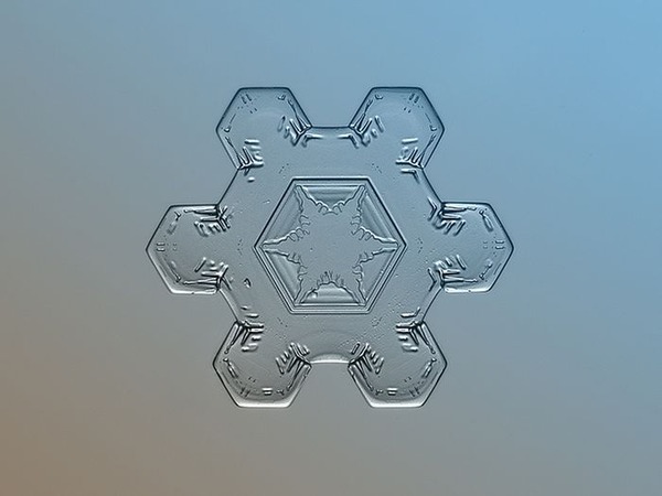 シンプルなDIYカメラキットでとらえた驚くべき雪の結晶