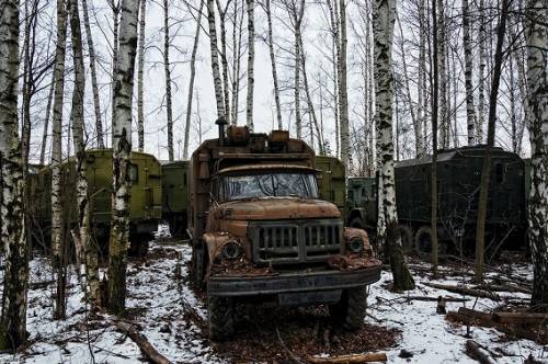 ロシアの森に放置された軍用車両の写真
