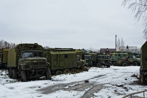 ロシアの森に放置された軍用車両の写真