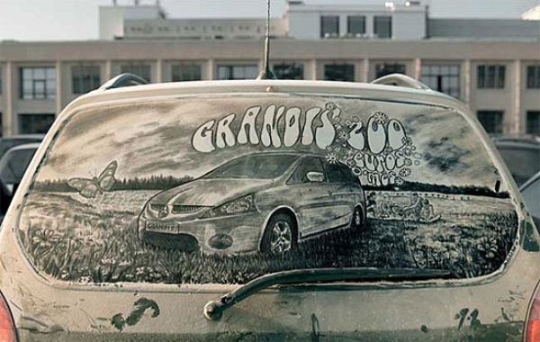 ホコリまみれな車に描いた落書きが半端なくスゴい写真