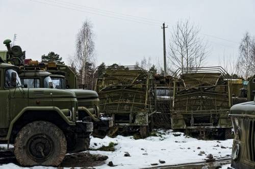 ロシアの森に放置された軍用車両の写真