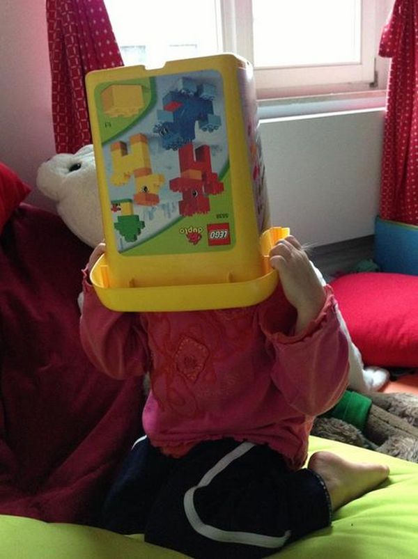 隠れたつもりが可愛すぎる！頭隠して尻隠れてない、子供たちの隠れんぼ写真