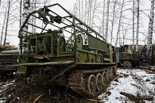 ロシアの森に放置された軍用車両の写真