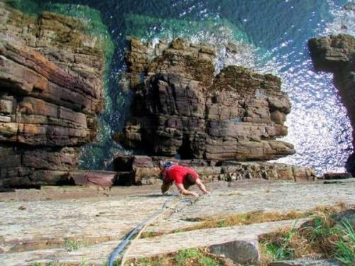 危険を楽しむロッククライマーたちの写真