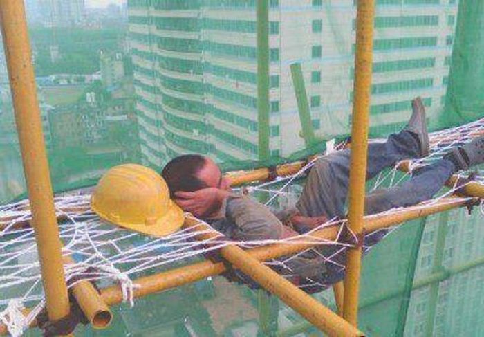 痛々しいほどマイペースに生きる人々の写真