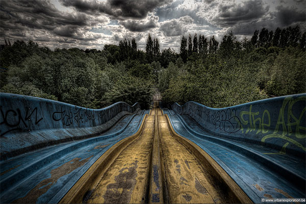 廃墟の遊園地の魅力的な写真