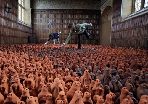 数万体の土偶が部屋を埋め尽くした写真