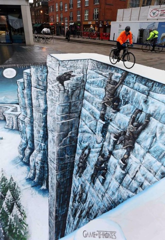 道路に描かれた驚くべき立体アートの写真