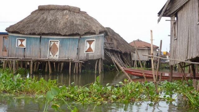 アフリカのヴェニスと言われる湖の上に作られた水上都市のガンビエの写真