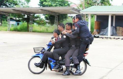 世界の「警察官という仕事」が分かる写真