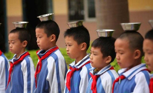 中国人が姿勢が良い理由が凄かった！武漢の小学校の写真