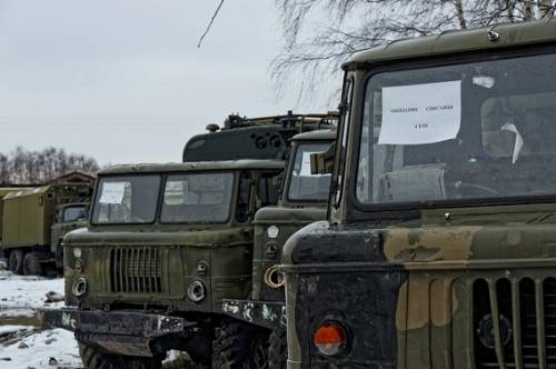 ロシアの森に放置された軍用車両の写真