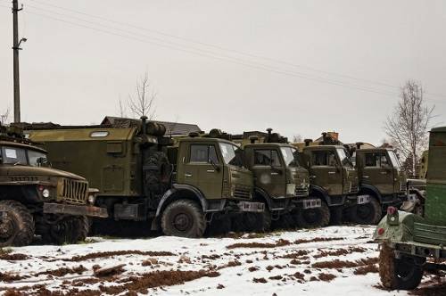 ロシアの森に放置された軍用車両の写真