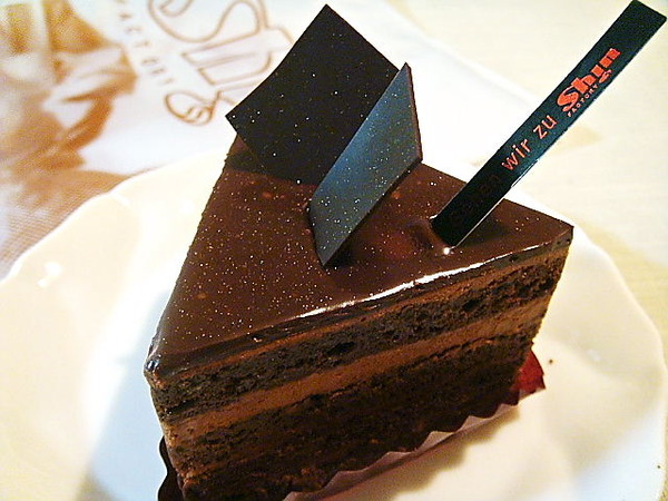 本当に美味しそうなチョコレートケーキの写真