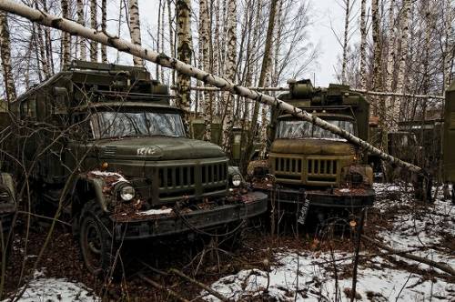 ロシアの森に放置された軍用車両の写真