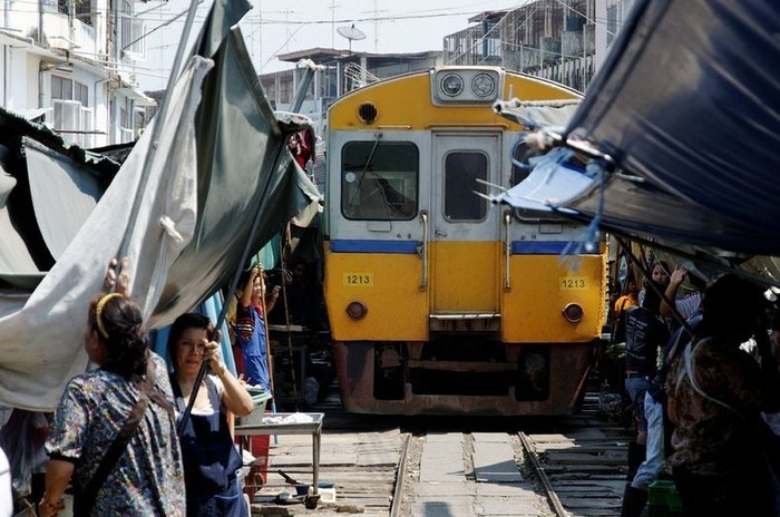 タイの「危険すぎる」と言われる鉄道市場