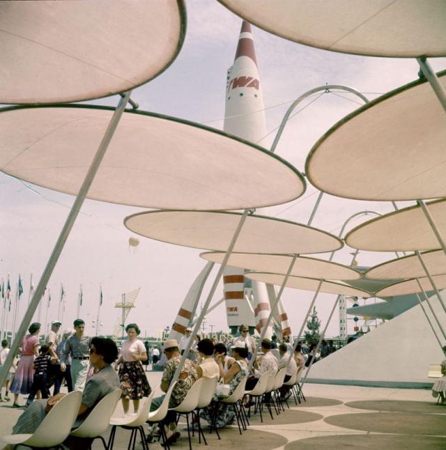 オープン直後のディズニーランドを撮影した写真