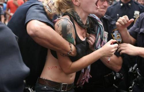 世界の「警察官という仕事」が分かる写真