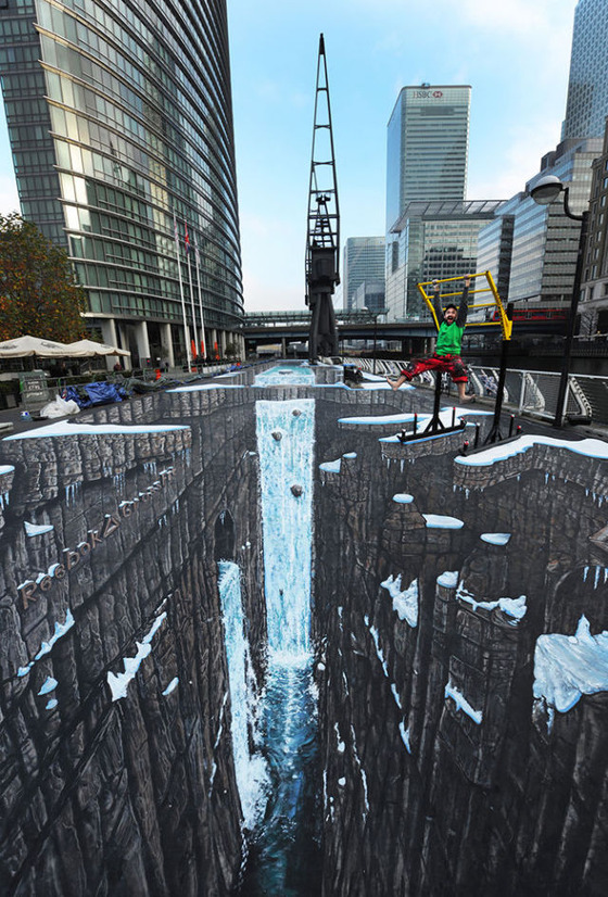 道路に描かれた驚くべき立体アートの写真