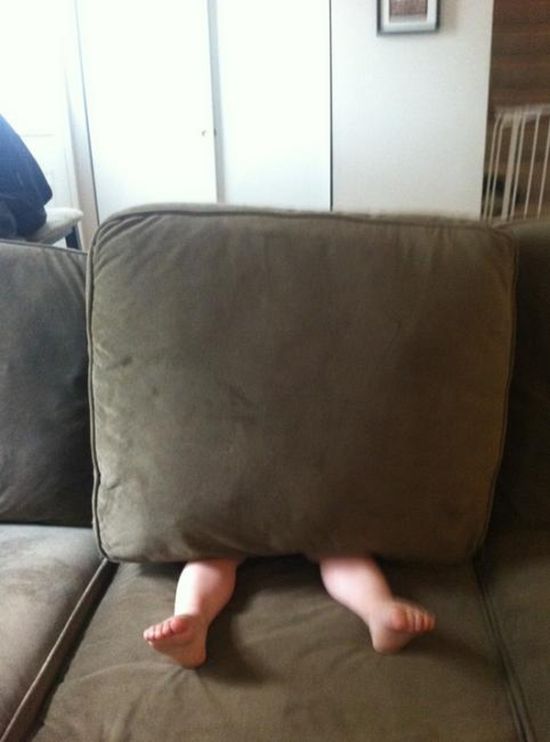 隠れたつもりが可愛すぎる！頭隠して尻隠れてない、子供たちの隠れんぼ写真