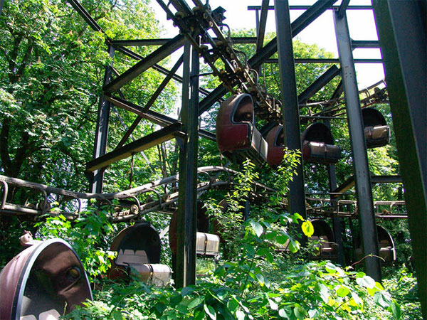 廃墟の遊園地の魅力的な写真
