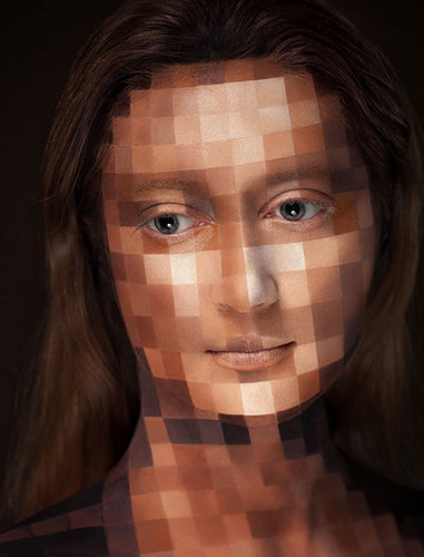 メイクの力で絵画のような顔に変身した化粧アートの写真