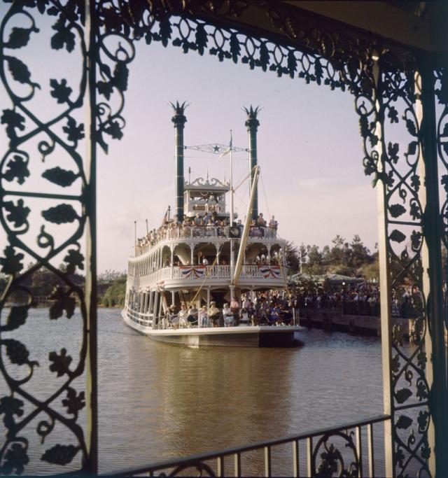 オープン直後のディズニーランドを撮影した写真