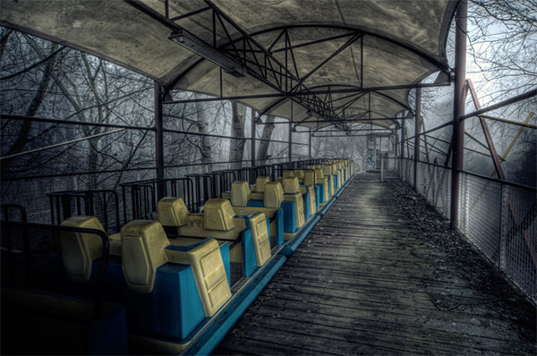 廃墟の遊園地の魅力的な写真