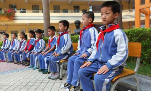 中国人が姿勢が良い理由が凄かった！武漢の小学校の写真