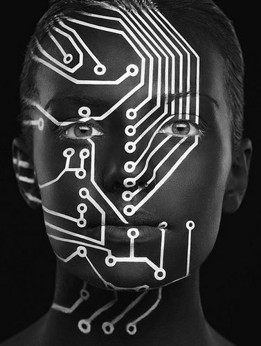 メイクの力で絵画のような顔に変身した化粧アートの写真