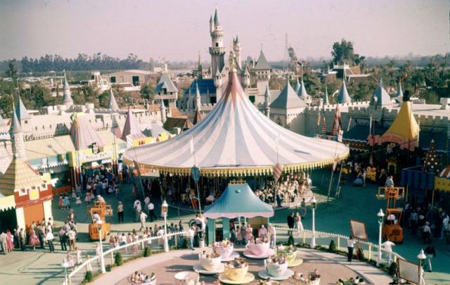 オープン直後のディズニーランドを撮影した写真