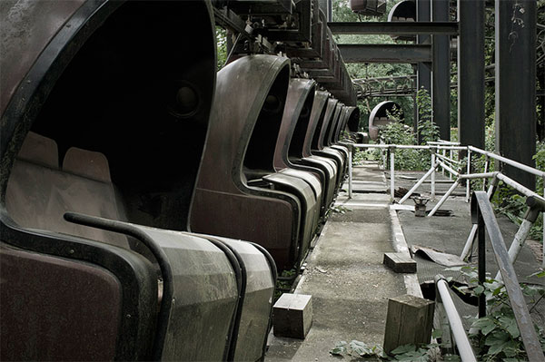 廃墟の遊園地の魅力的な写真