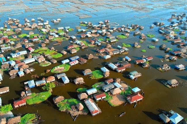 アフリカのヴェニスと言われる湖の上に作られた水上都市のガンビエの写真